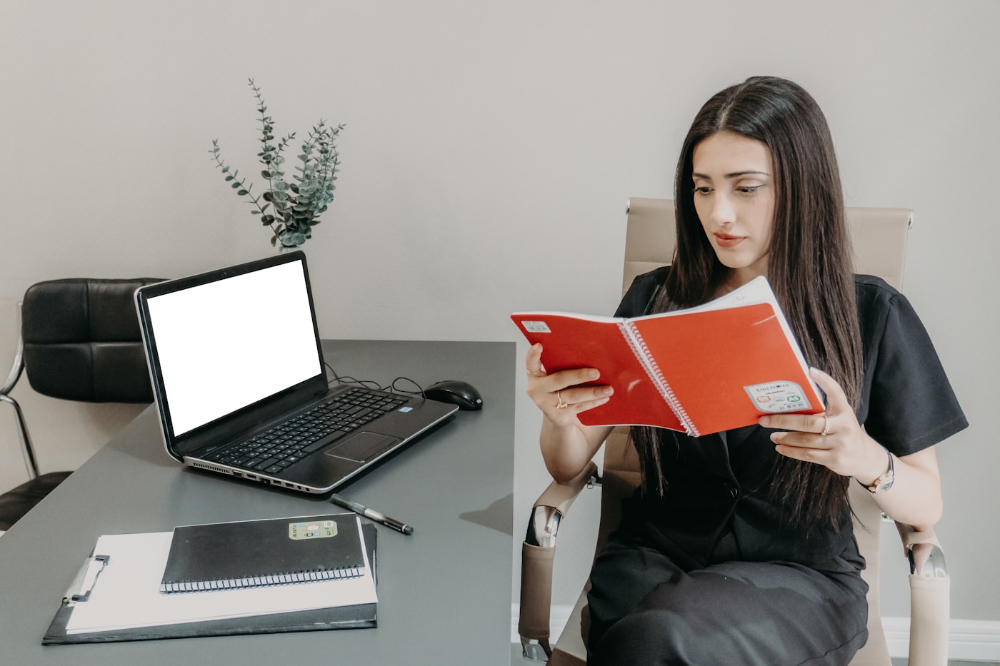 Persona estudiando y preparando la codificación clínica