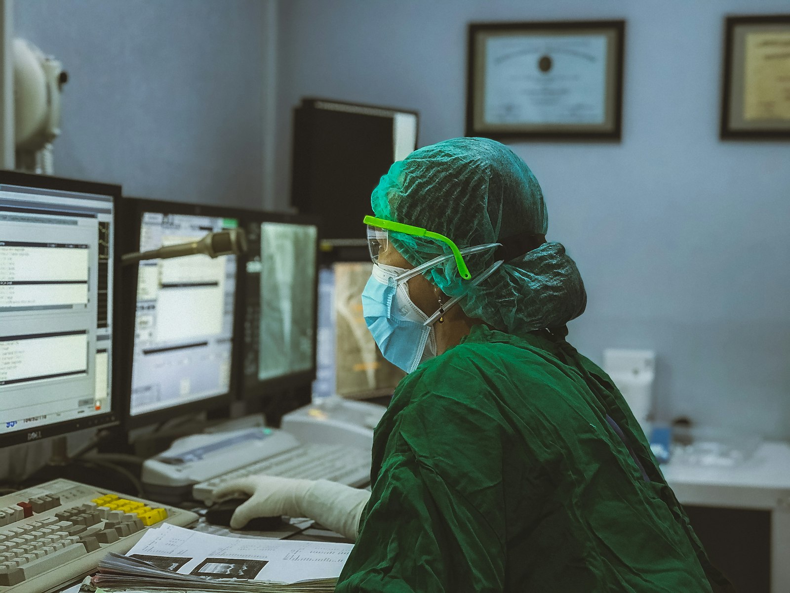 Profesional sanitario trabajando con datos clínicos en un hospital
